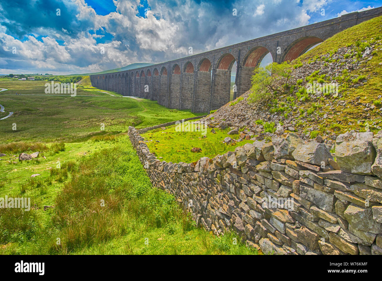 Anzeigen eines grossen alten viktorianischen Eisenbahnviadukt über Tal in ländlichen Landschaft Landschaft Panorama mit Steinmauer Stockfoto