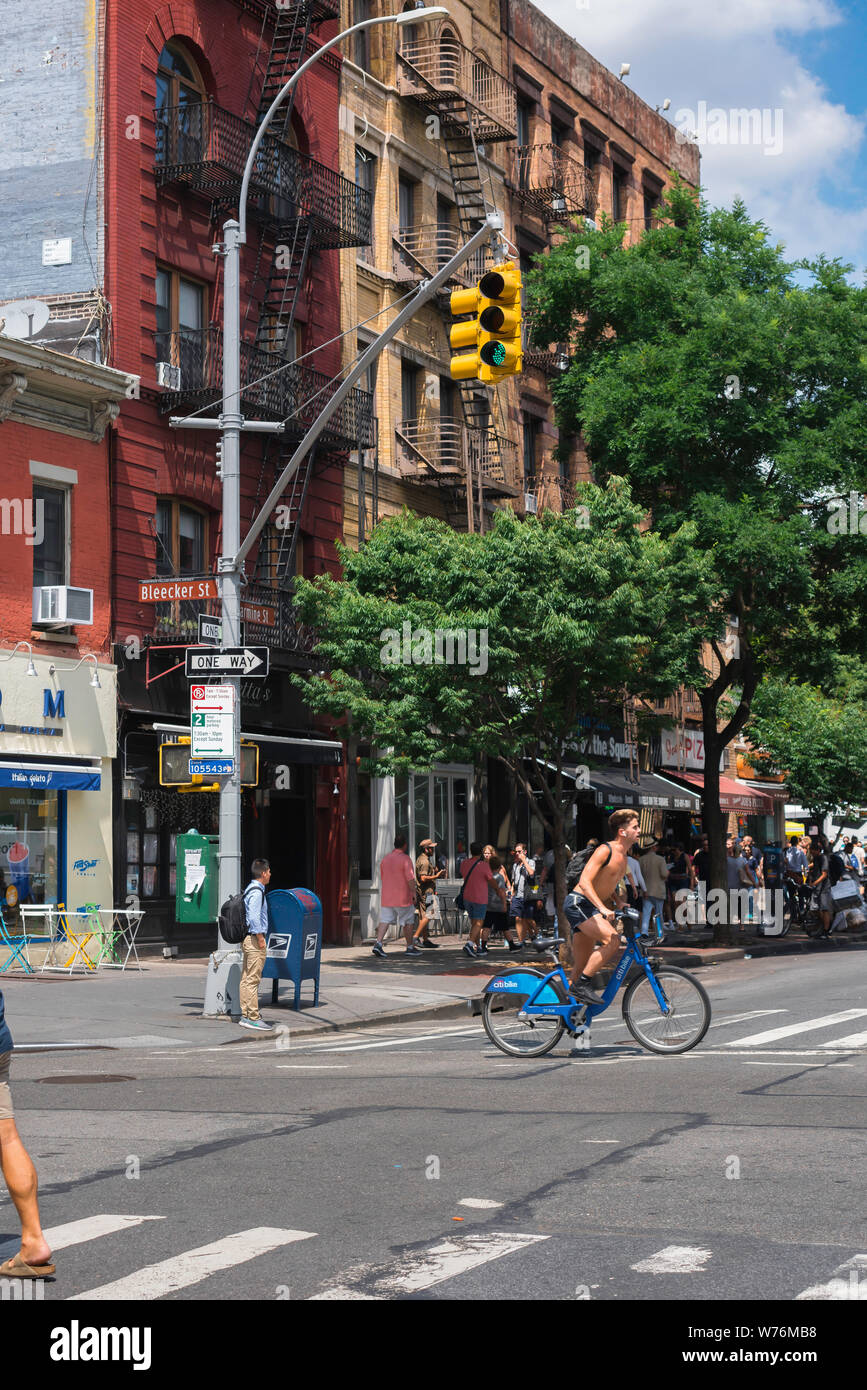 West Village, Aussicht im Sommer der Bleeker Street und Carmine Street Kreuzung in Greenwich Village (West Village), Manhattan, New York City, USA. Stockfoto