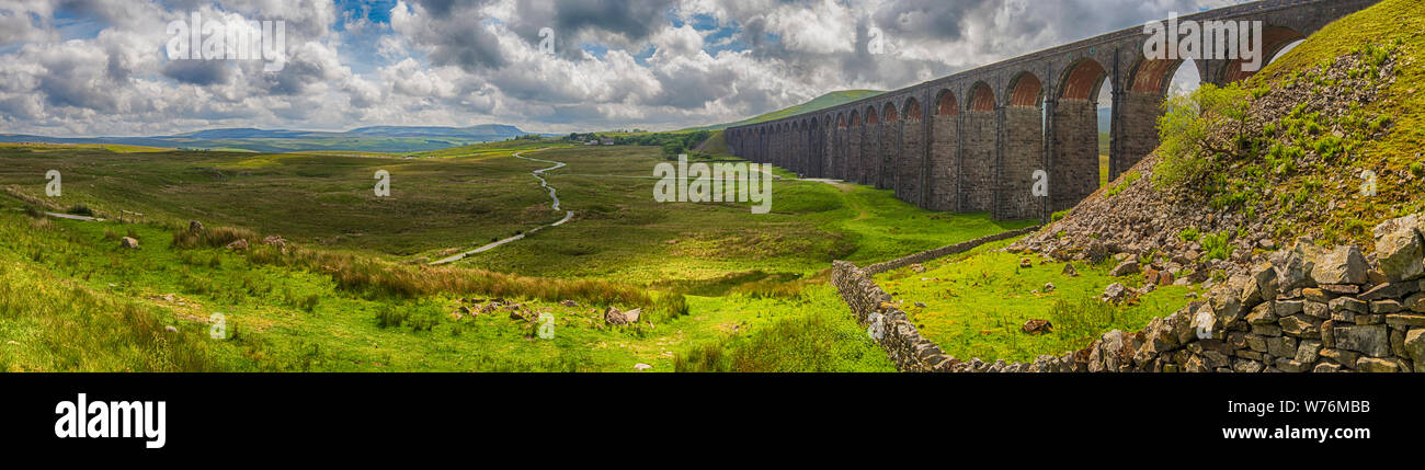 Anzeigen eines grossen alten viktorianischen Eisenbahnviadukt über Tal in ländlichen Landschaft Landschaft Panorama mit Steinmauer Stockfoto