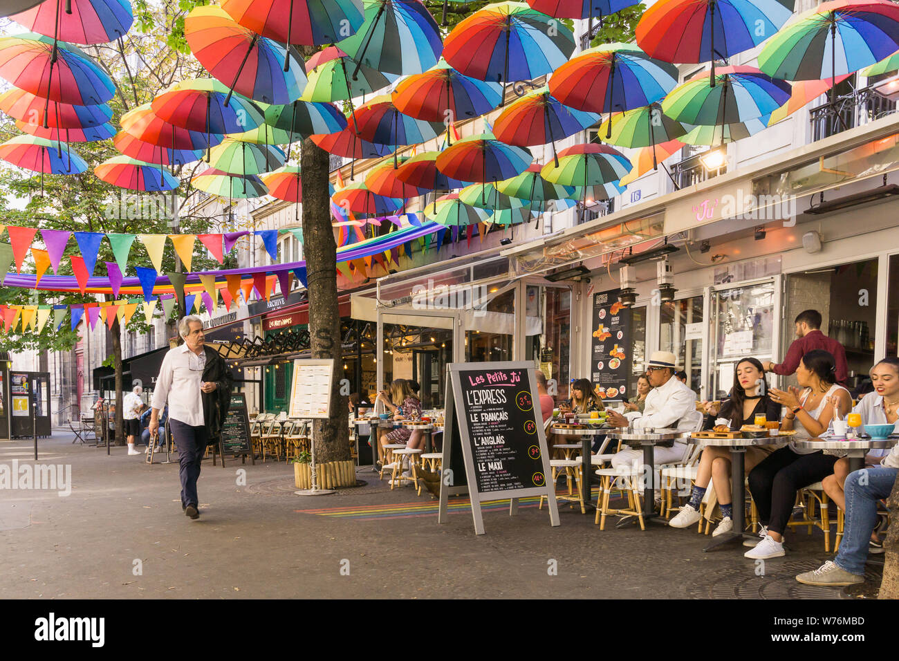 Paris Street Scene-Szene auf Rue des Archives, dauerhaft von Rainbow Symbole im Stadtteil Marais, Paris, Frankreich, Europa eingerichtet. Stockfoto