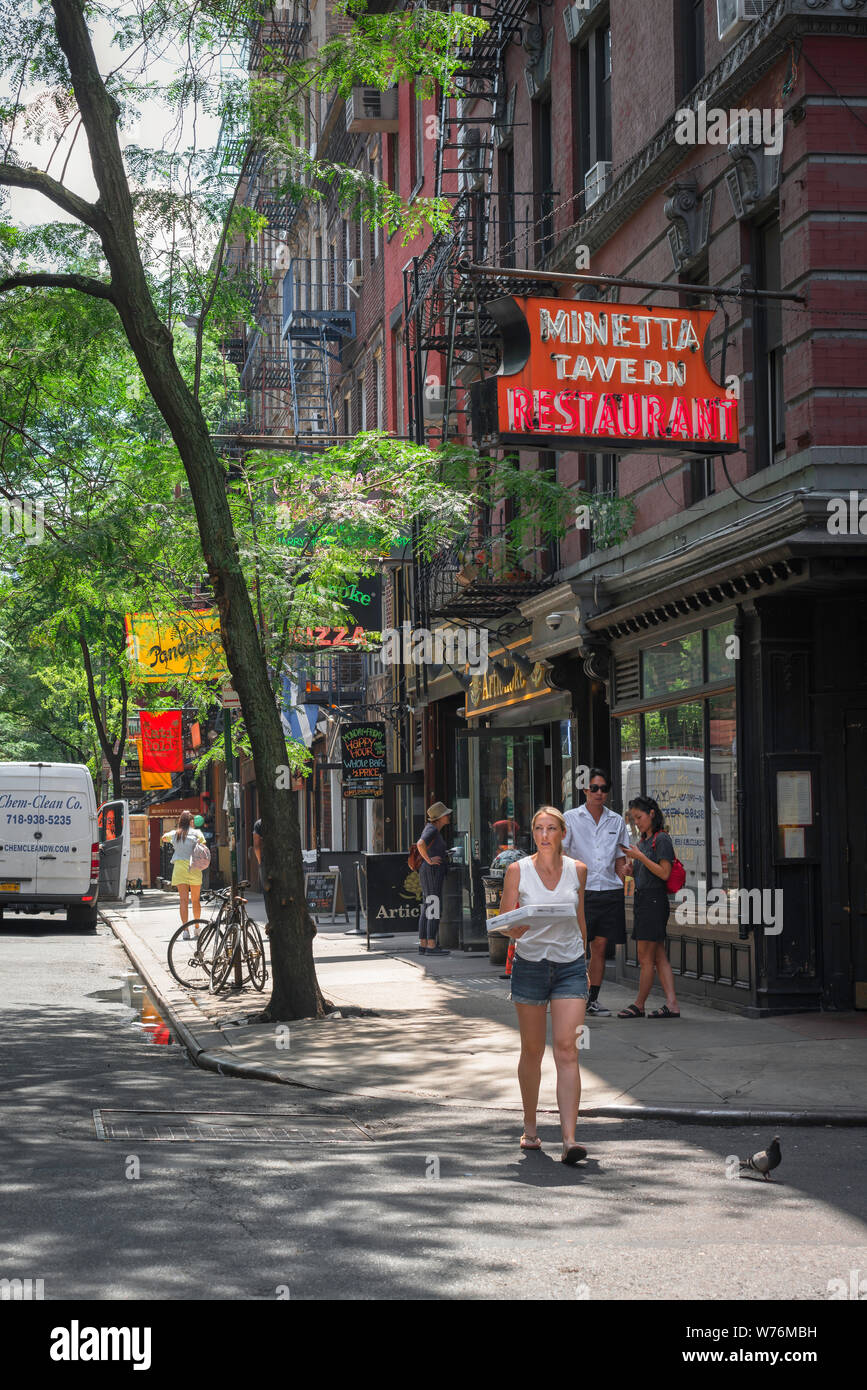Greenwich Village, Aussicht im Sommer der MacDougal Street im Zentrum von Greenwich Village (West Village), Manhattan, New York City, USA Stockfoto