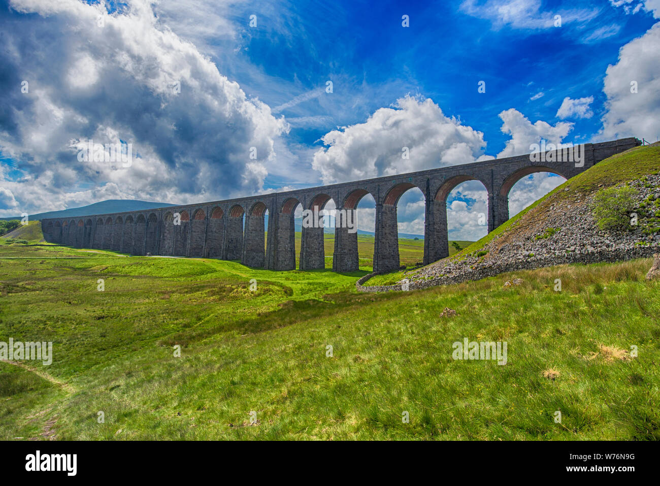 Anzeigen eines grossen alten viktorianischen Eisenbahnviadukt über Tal in ländlichen Landschaft Landschaft panorama Stockfoto