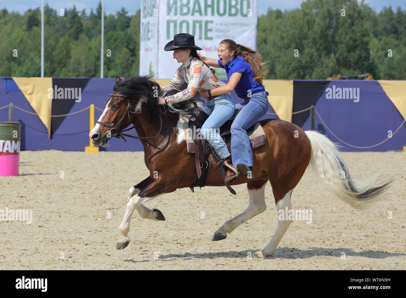 Region Moskau, Russland, Juli 19-21, 2019, II International Equestrian Festival' Ivanovo Feld': Cowgirl während der Frauen Barrel Racing Wettbewerb Stockfoto