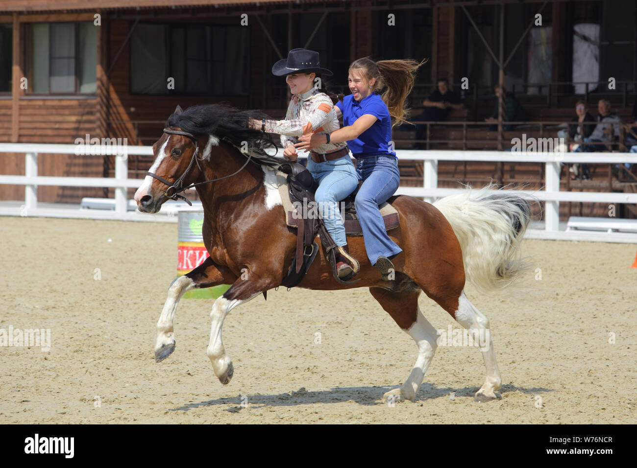Region Moskau, Russland, Juli 19-21, 2019, II International Equestrian Festival' Ivanovo Feld': Cowgirl während der Frauen Barrel Racing Wettbewerb Stockfoto