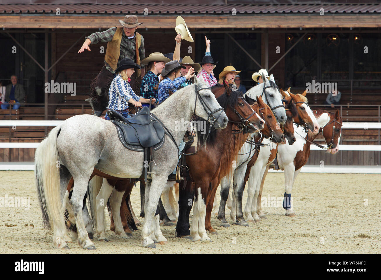 Region Moskau, Russland, Juli 19-21, 2019, II International Equestrian Festival' Ivanovo Feld 'Cowgirl und Cowboy im Barrel Racing Wettbewerb Stockfoto