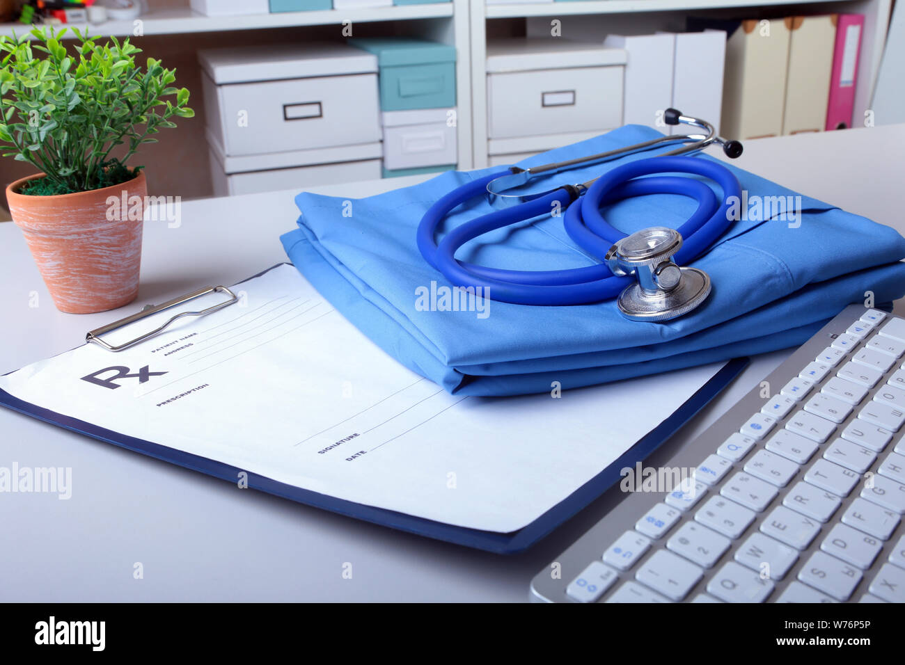 Eine medizinische Stethoskop und RX prescription liegen auf einem medizinischen Uniform. Stockfoto