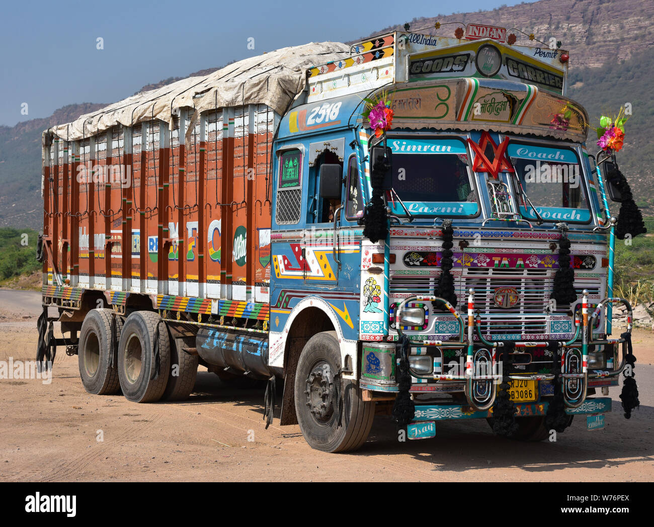 In der Regel bunt Tata Lkw, personalisierte von seinem Besitzer mit bunt bemalten Motiven und Dekorationen, Chai Rest Stop, Rajasthan, Indien, Asien. Stockfoto