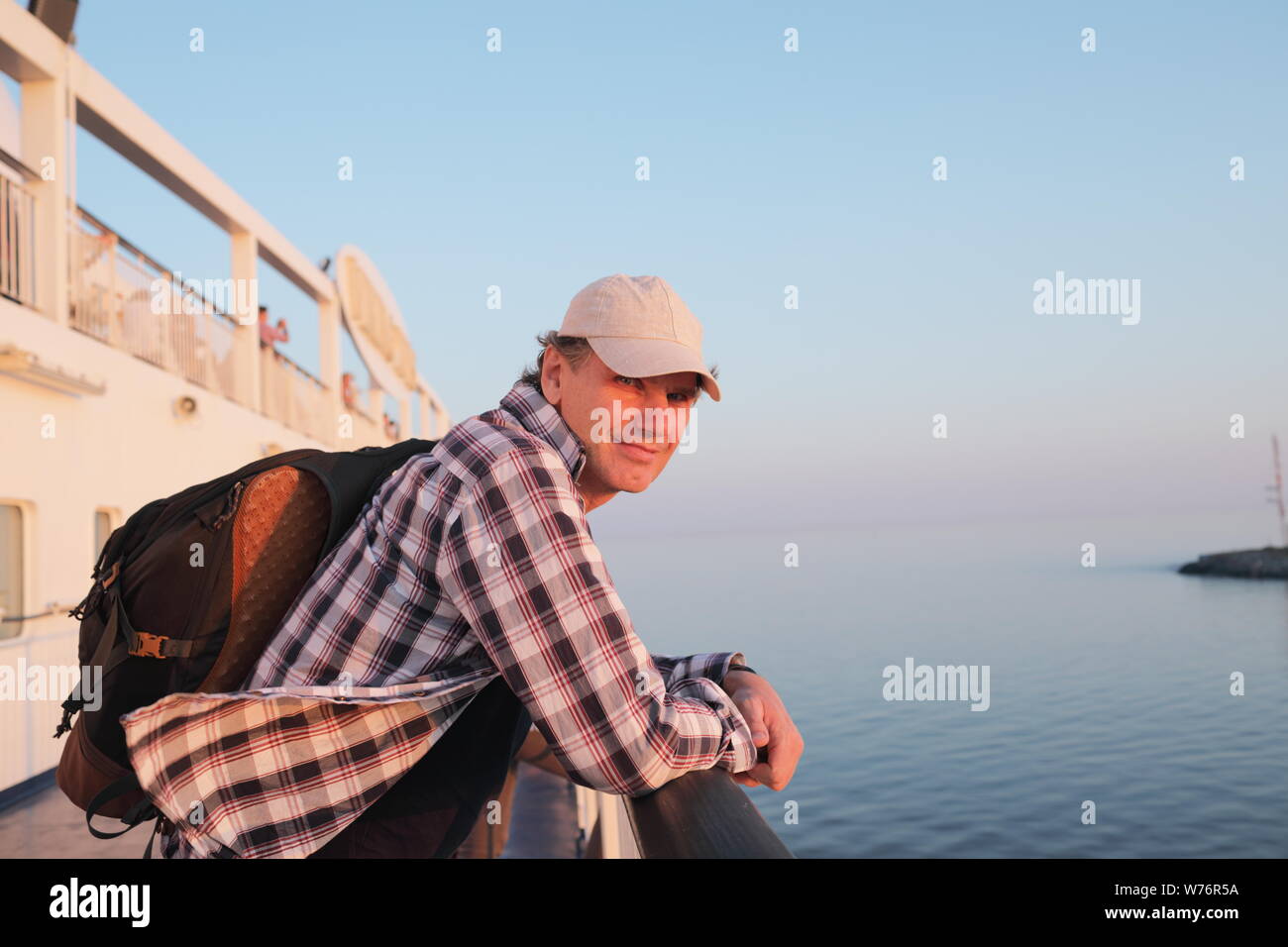 Man bewundert die Sonnenuntergang Meer auf dem Deck eines Kreuzfahrtschiffes Stockfoto
