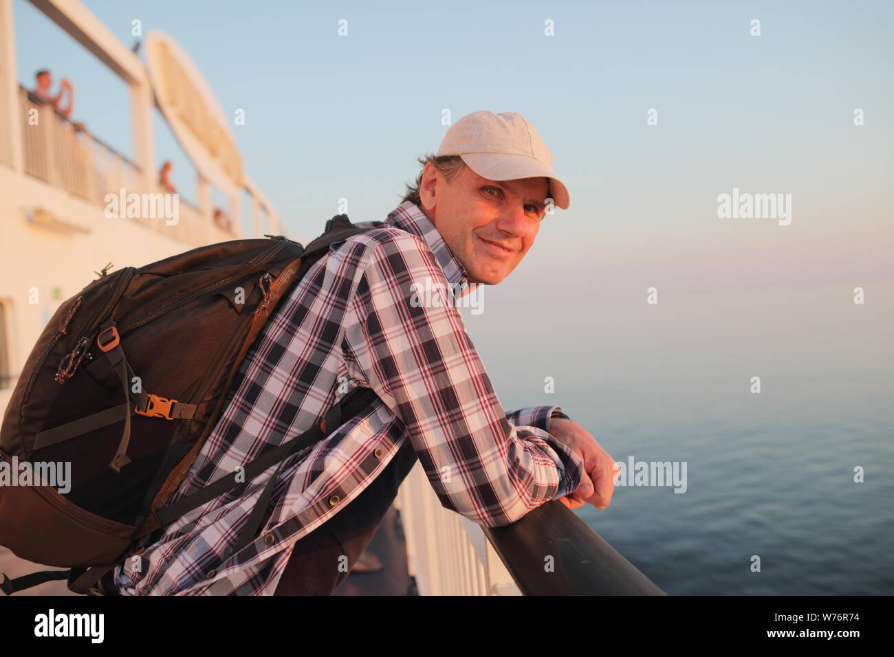 Man bewundert die Sonnenuntergang Meer auf dem Deck eines Kreuzfahrtschiffes Stockfoto