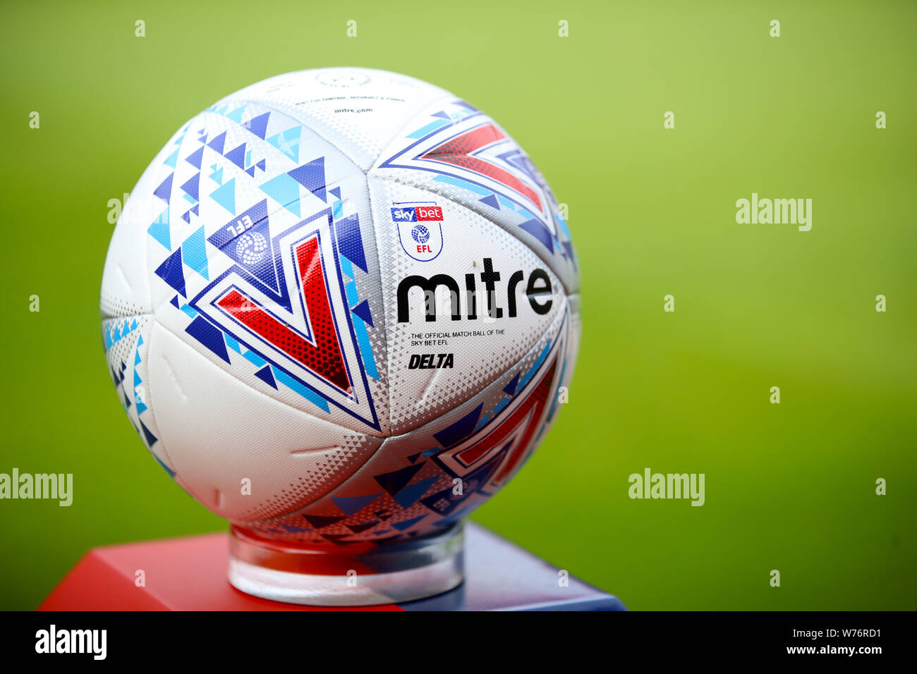 Die EFL Mitre Spieltag Kugel auf einem Sockel Stockfoto