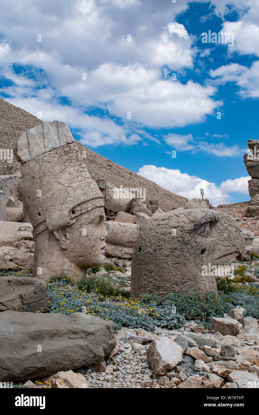 Türkei: Der Westen Terrasse von Nemrut Dagi, Berg Nemrut, wo im Jahr 62 v. Chr. König Antiochos I Theos von Kommagene ein Grab - Heiligtum von riesigen Statuen flankiert gebaut Stockfoto