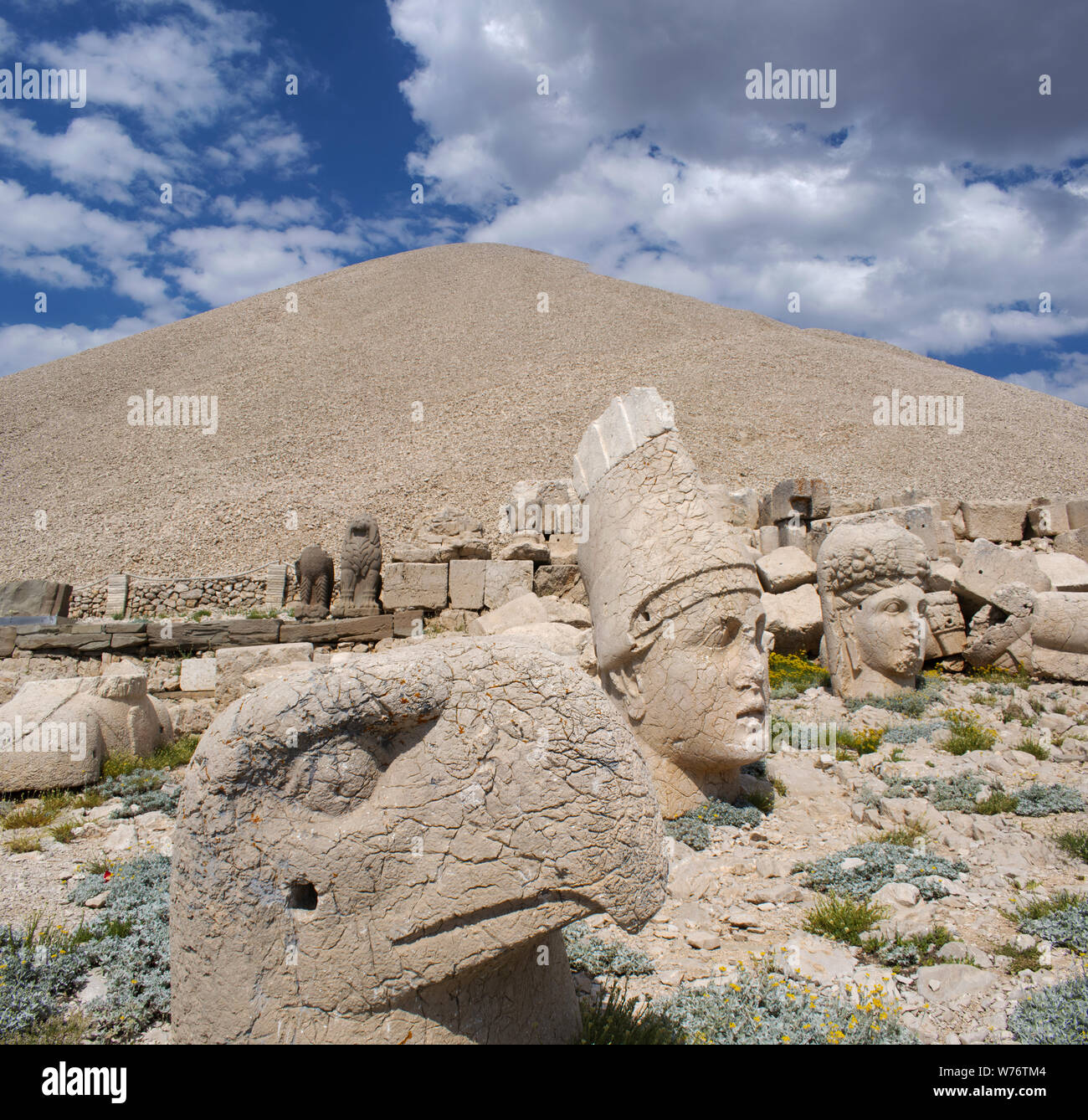 Türkei: Der Westen Terrasse von Nemrut Dagi, Berg Nemrut, wo im Jahr 62 v. Chr. König Antiochos I Theos von Kommagene ein Grab - Heiligtum von riesigen Statuen flankiert gebaut Stockfoto