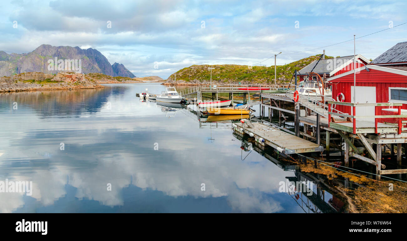 Skrova, einer kleinen Insel Gruppe und Dorf in Vågan Gemeinde in Nordland County, Lofoten Inseln, Norwegen. Stockfoto