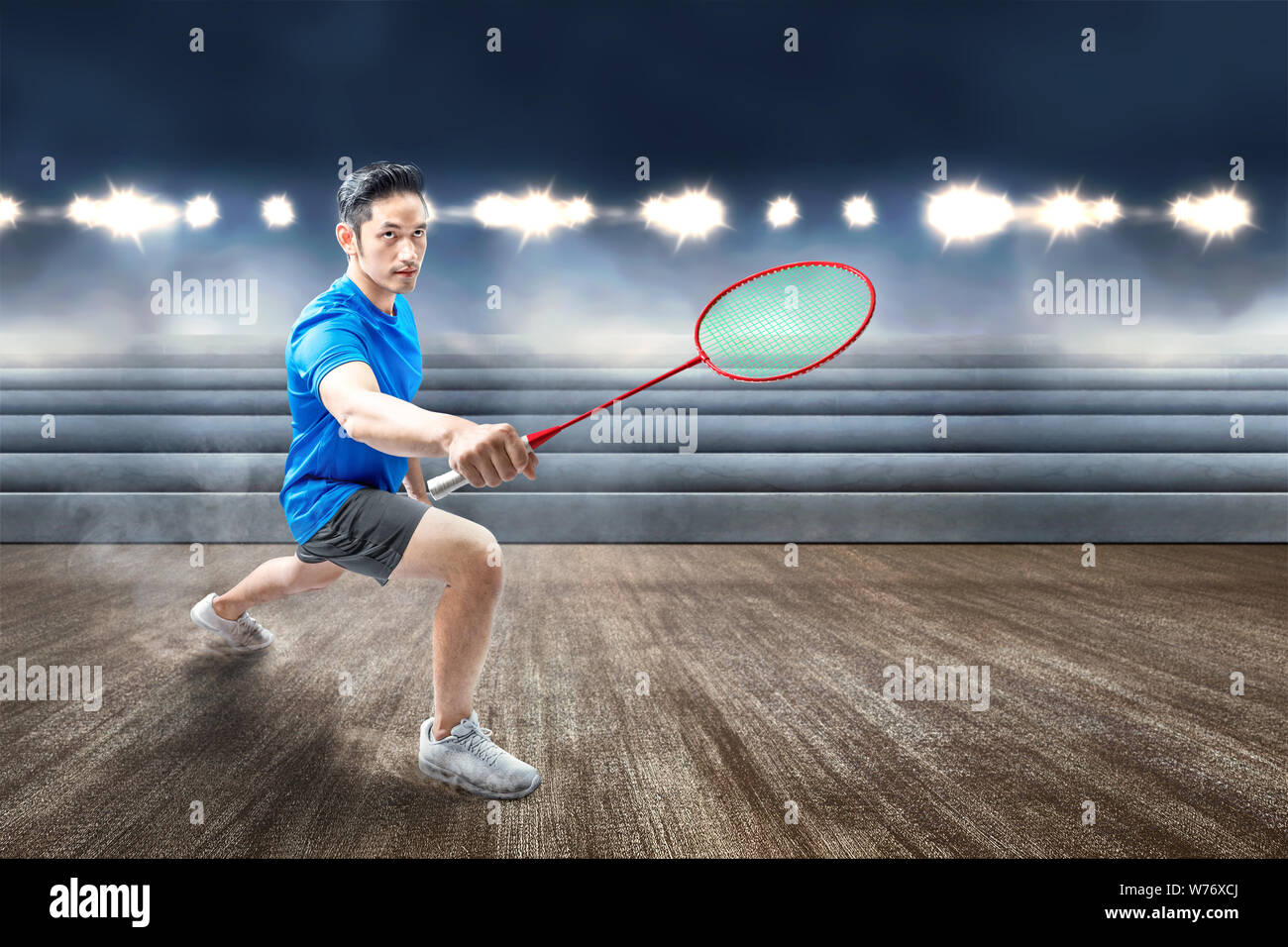 Asiatischer Mann spielen Badminton auf dem hallenplatz Stockfoto