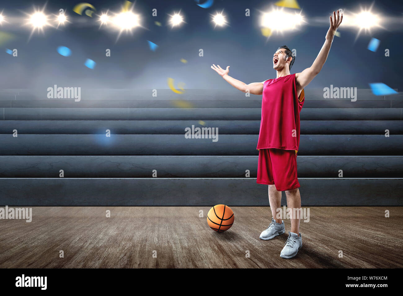 Asiatischer mann Basketballspieler feiert auf der Indoor Basketball win Stockfoto