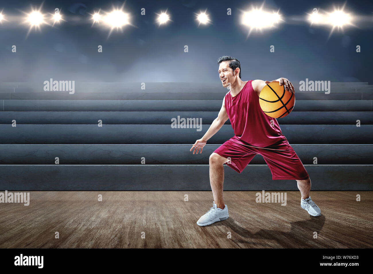 Asiatischer mann Basketballspieler Basketball spielen auf der Indoor Basketball Court Stockfoto