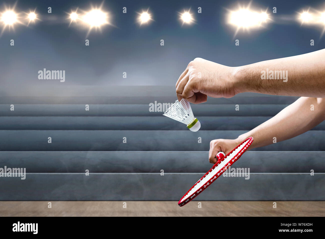 Mann mit Badminton Schläger Federball halten und bereit auf dem hallenplatz dienen Stockfoto