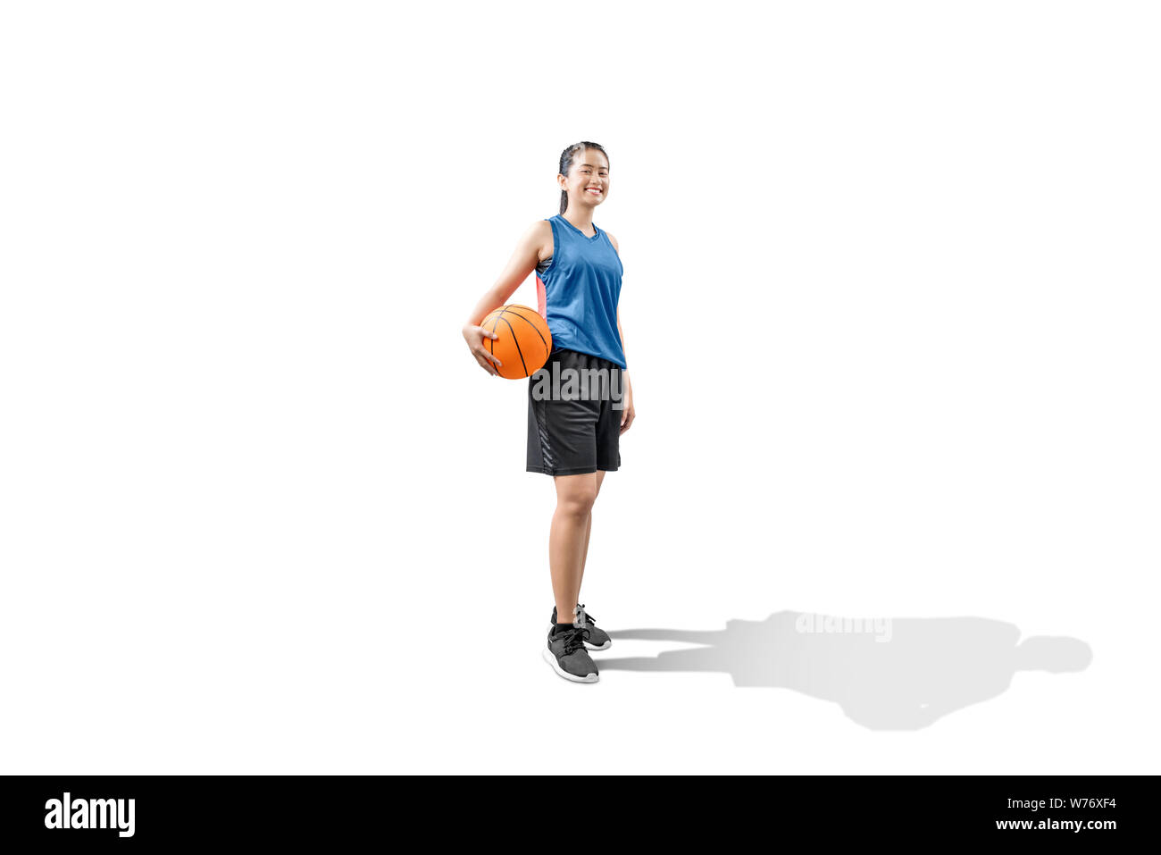 Asiatische Frau Basketball Spieler, der den Ball isoliert auf weißem Hintergrund Stockfoto