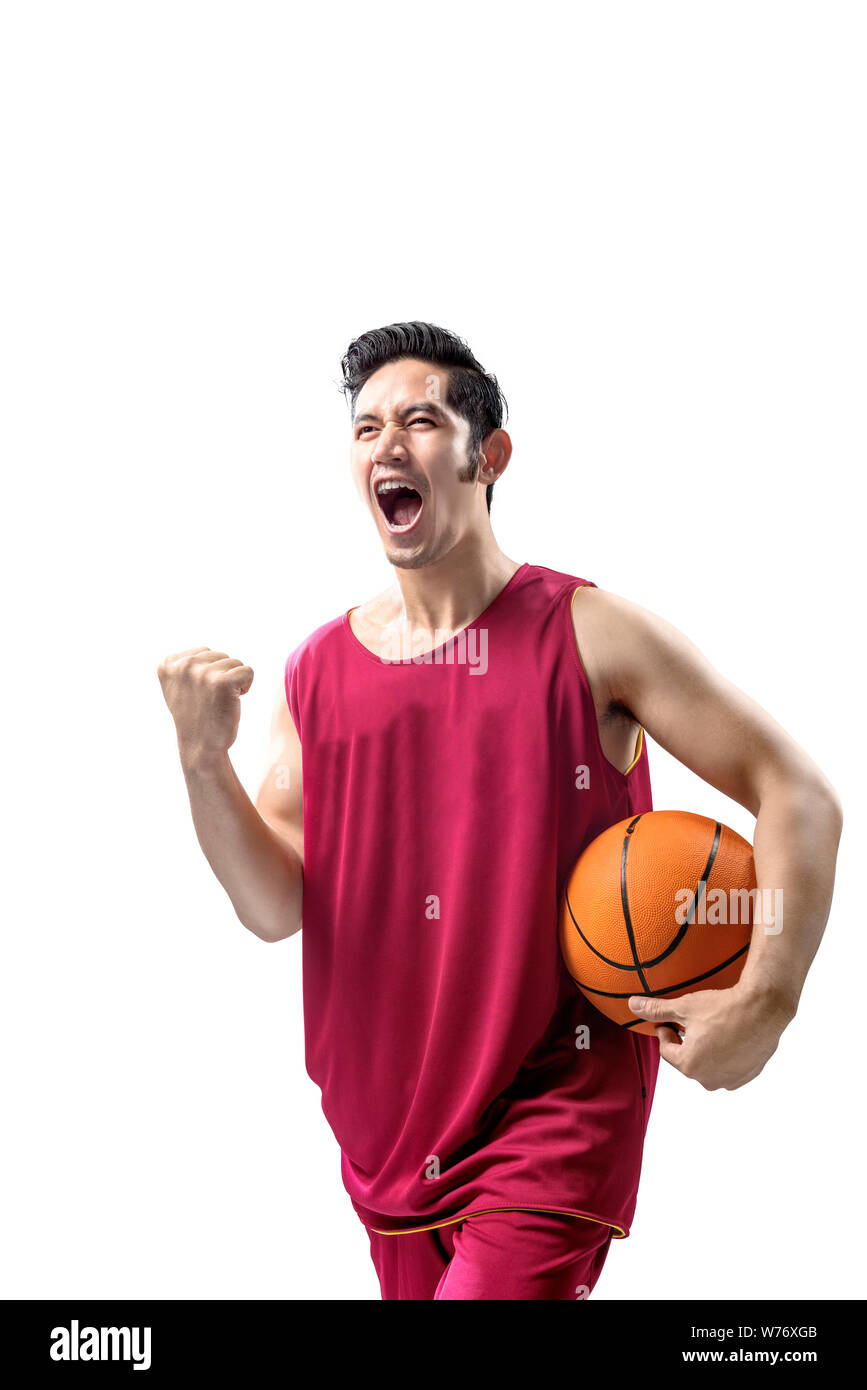 Asiatischer mann Basketball Spieler, der den Ball mit aufgeregt Ausdruck auf weißem Hintergrund Stockfoto