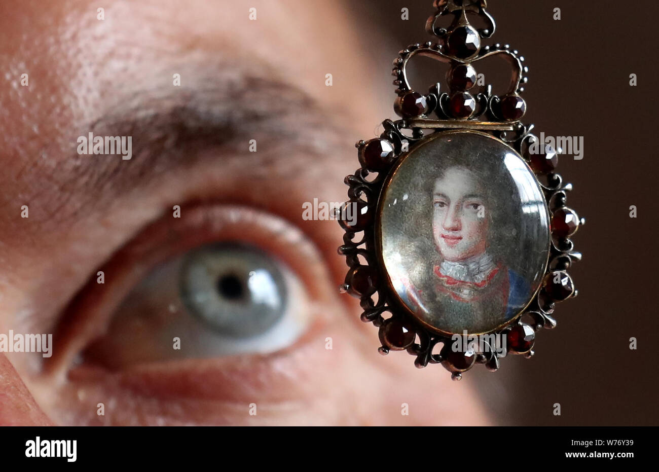 Colin Fraser aus Lyon & Turnbull Auktionatoren Ansichten einer doppelseitigen bejeweled Miniaturbildnis von Bonnie Prince Charlie's Eltern, diese Seite, die sein Vater James Francis Edward Stuart, bei £ 3000 bewertet - £ 5000, die Teil eines bedeutenden privaten Sammlung von jacobite Kunstwerke in Lyon & Turnbull's 14. August schottischen Silber & Angewandte Kunst Auktion in Edinburgh versteigert wird. Stockfoto