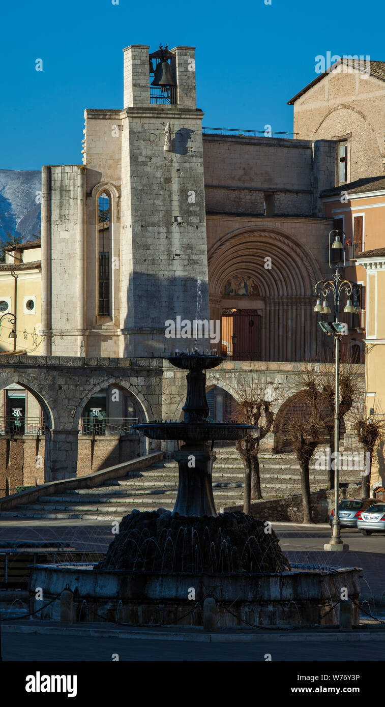 Aquädukt und Chiesa San Francesco della Scarpa, Sulmona Stockfoto