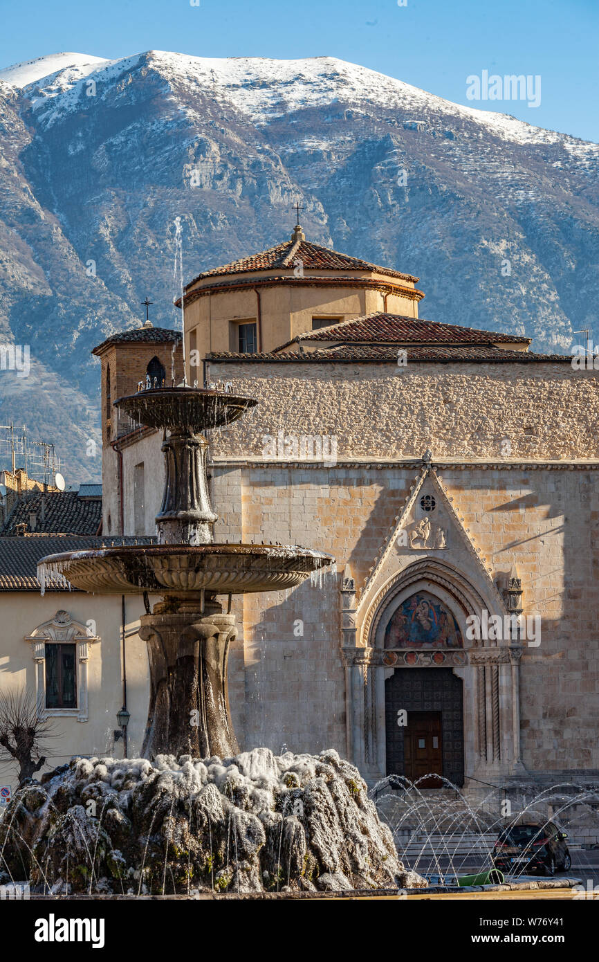 Kirche von San Filippo und der gefrorene Brunnen. Sulmona, abruzzen, italien Stockfoto
