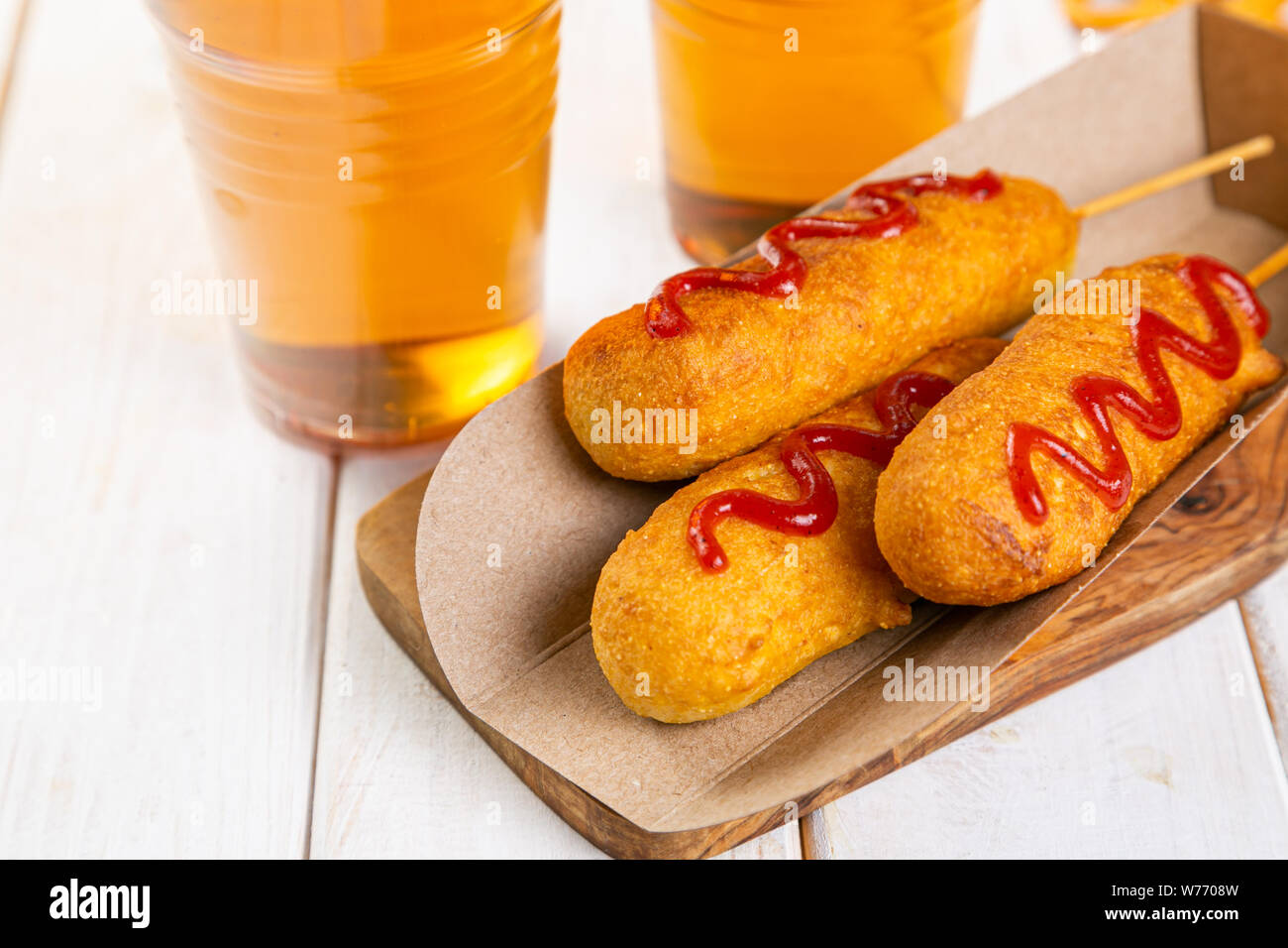 Mais Hunde und Bier auf rustikalen Hintergrund Stockfoto