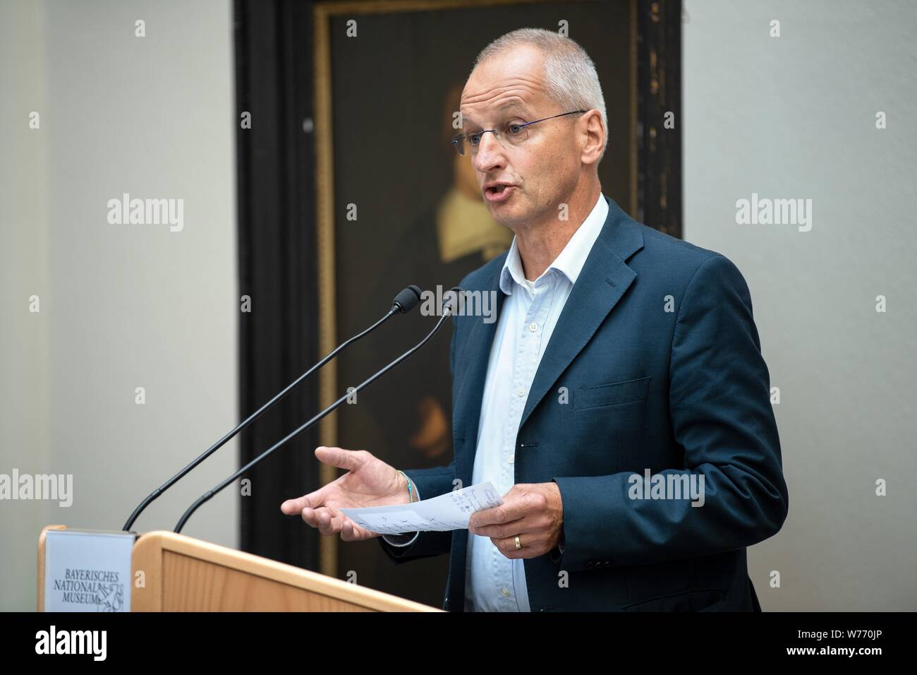 München, Deutschland. 05 Aug, 2019. Hardy Langer, Vertreter der Erbengemeinschaft, spricht auf der Veranstaltung über die Rückgabe von neun NS-Kunst fünf Gemälde geplündert, drei Farbe Gravuren und eine hölzerne Verkleidung durch die Gestapo im November 1938 konfisziert worden war. Die Münchner Sammlungen haben nun die Werke an die Erben von Julius und Simone Davidsohn aus München zurück. Credit: Sina Schuldt/dpa/Alamy leben Nachrichten Stockfoto