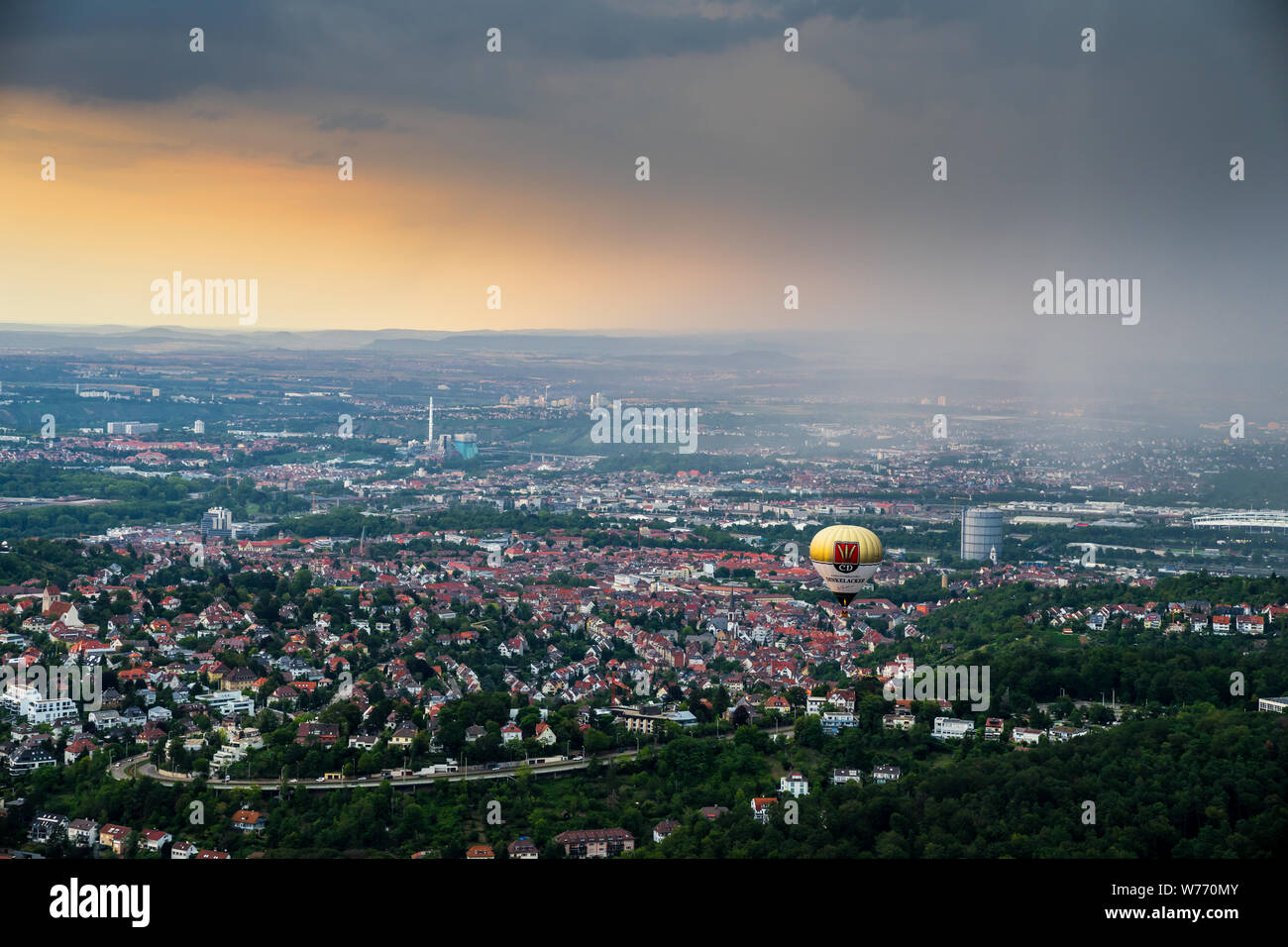 Stuttgart, 2. August 2019, Heißluftballon der Brauerei dinkelacker Reiten über die Häuser der Stadt Stuttgart nächste Wolken Luftbild von ab zu Regen Stockfoto