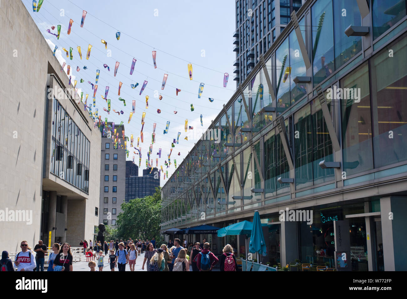 Dekorationen hängen von der Royal Festival Hall im Sommer an der Southbank Centre in London UK, Europas grösste Zentrum für die Künste. Stockfoto