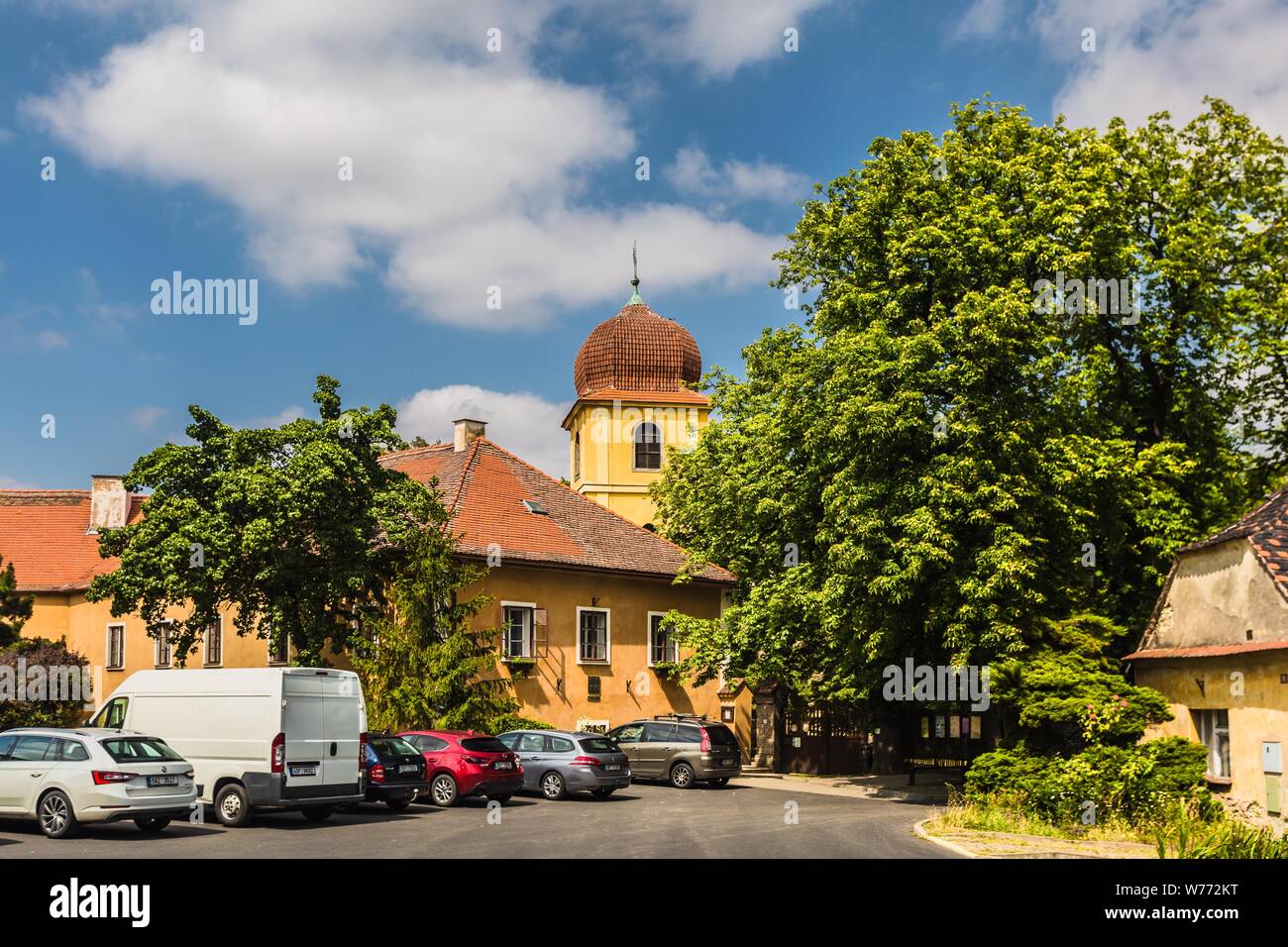 Panensky Tynec, Tschechische Republik - 15. Juli 2019: Gelb Glockenturm und ehemaliges Kloster der Klarissen, heute der Stadtverwaltung. Sonnigen Tag. Stockfoto