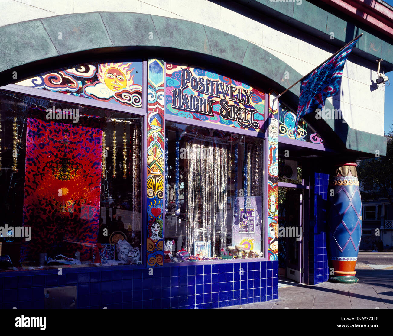 "Head Shop" auf der Haight Street in der haight-ashbury in San Francisco, Kalifornien, wo die Hippie-Bewegung in den sechziger Jahren physische Beschreibung mit Sitz war: 1 Transparenz: Farbe; 4 x 5 in. oder kleinere Anmerkungen: Titel, Datum, und Schlüsselwörter vom Fotografen zur Verfügung gestellt.; digitale Bild von Carol M. Highsmith ihrem ursprünglichen Film Transparenz zu vertreten; einige Details können zwischen dem Film und den digitalen Bildern abweichen.; ist Teil der Wählt Serie im Carol M. Highsmith Archiv.; Geschenk und kaufen; Carol M. Highsmith; 2011; (DLC/PP 2011: 124).; Stockfoto