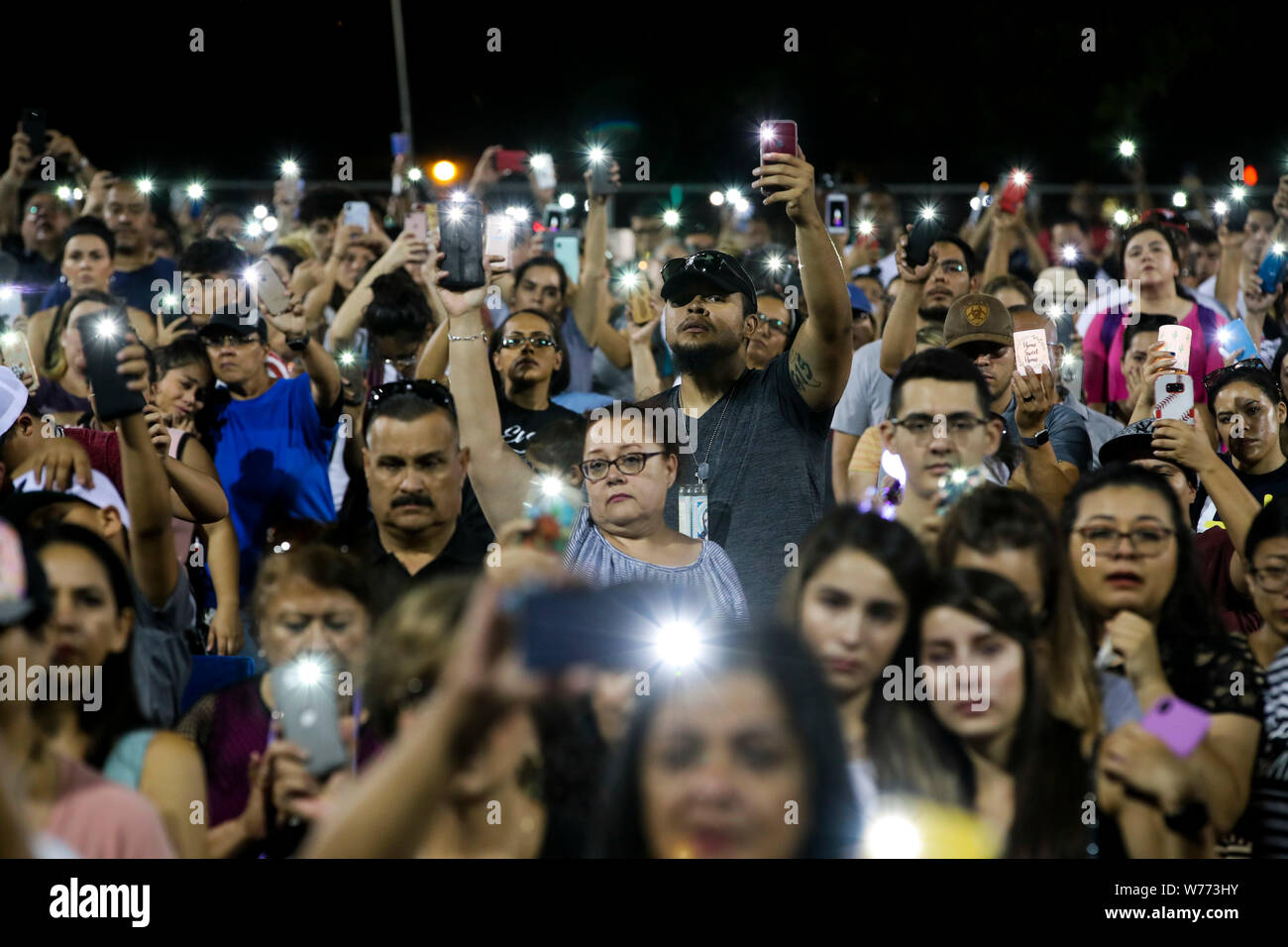 (190805) - EL PASO, August 5, 2019 (Xinhua) - Menschen ein Gebet und Vigil am Park erwägen in El Paso, Texas, USA, August 4, 2019. 20 Menschen wurden getötet und 26 andere verletzte nach einer Masse schießen Angriff auf Samstag an einem Einkaufszentrum in El Paso, Texas geschah. (Xinhua / Wang Ying) Stockfoto