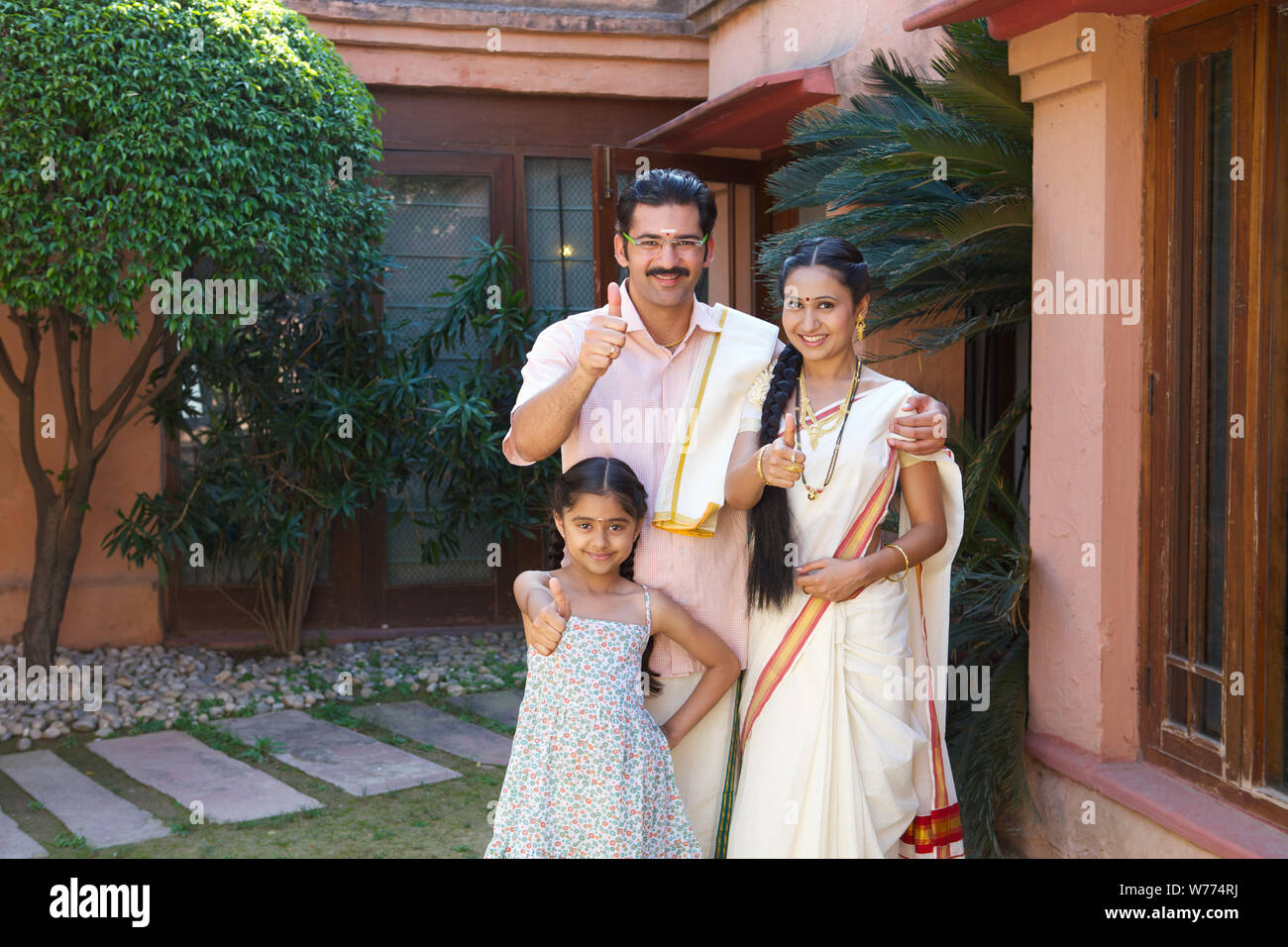 Südindische Familie zeigt Daumen nach oben Zeichen Stockfoto