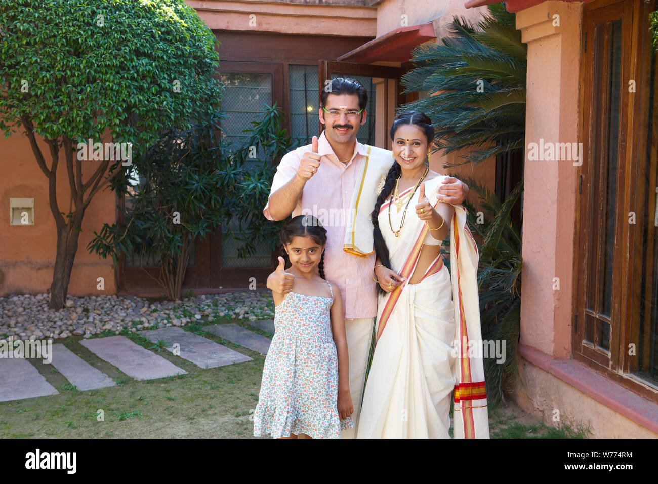 Südindische Familie zeigt Daumen nach oben Zeichen Stockfoto