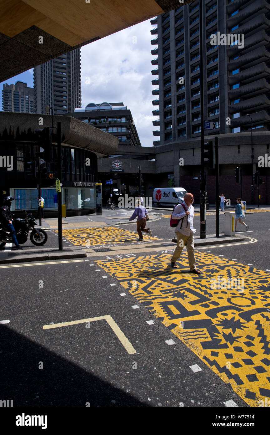 Menschen überqueren die Straße U-Bahnhof Barbican in London, UK. Stockfoto