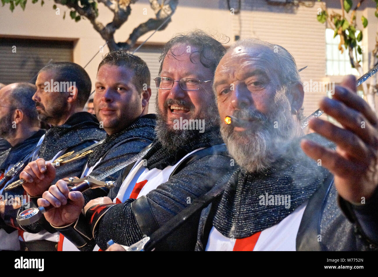 Alicante, Spanien - Oktober 2016: spanische Männer gehen auf die Parade der Mauren und Christen feiern in Campello Stadt Stockfoto