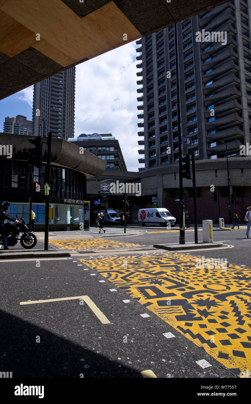 Eine dekorierte Straße Kreuzung außerhalb der U-Bahnhof Barbican. London, Großbritannien. Stockfoto