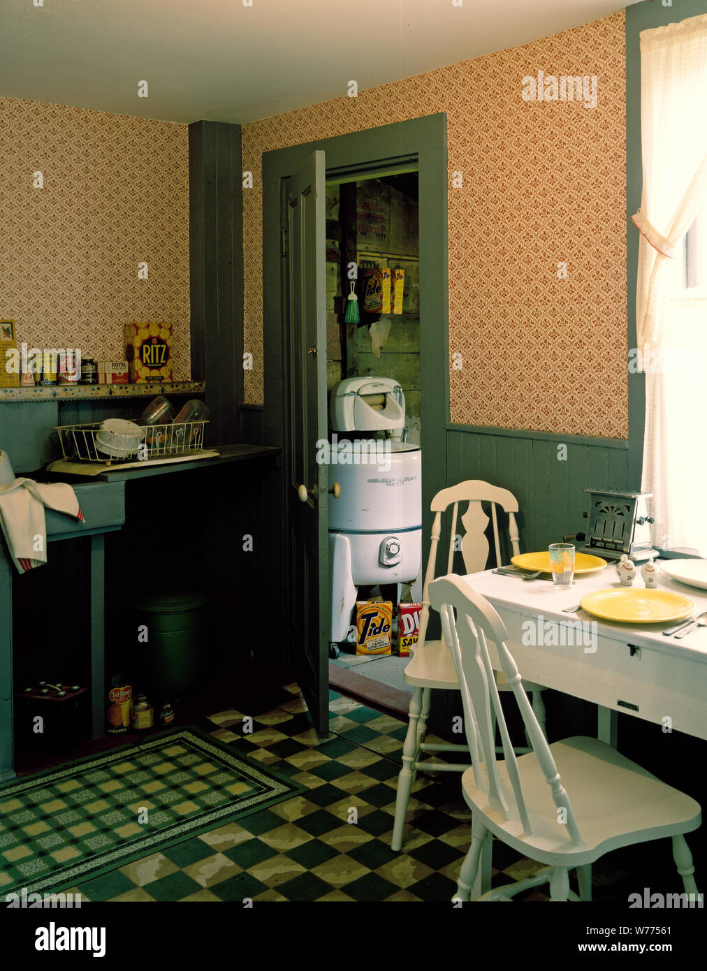 1950er Jahre Küche im Strawbery Banke Colonial Village, eine restaurierte Stadtviertel in Portsmouth, New Hampshire, physische Beschreibung: 1 Transparenz: Farbe; 4 x 5 in. oder kleiner. Hinweise: Titel, Datum, und Schlüsselwörter vom Fotografen zur Verfügung gestellt.; digitale Bild von Carol M. Highsmith ihrem ursprünglichen Film Transparenz zu vertreten; einige Details können zwischen dem Film und den digitalen Bildern abweichen.; ist Teil der Wählt Serie im Carol M. Highsmith Archiv.; Geschenk und kaufen; Carol M. Highsmith; 2011; (DLC/PP 2011: 124).; Stockfoto