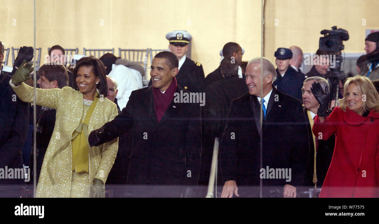 2009 Eröffnungs-Parade. Michelle und Barack Obama melden Sie Joe und Jill Biden die Parade von der Ständer vor dem Weißen Haus, Washington, D.C Physische Beschreibung Watch: 1 Foto: digital, TIFF-Datei, Farbe. Hinweise: Stockfoto