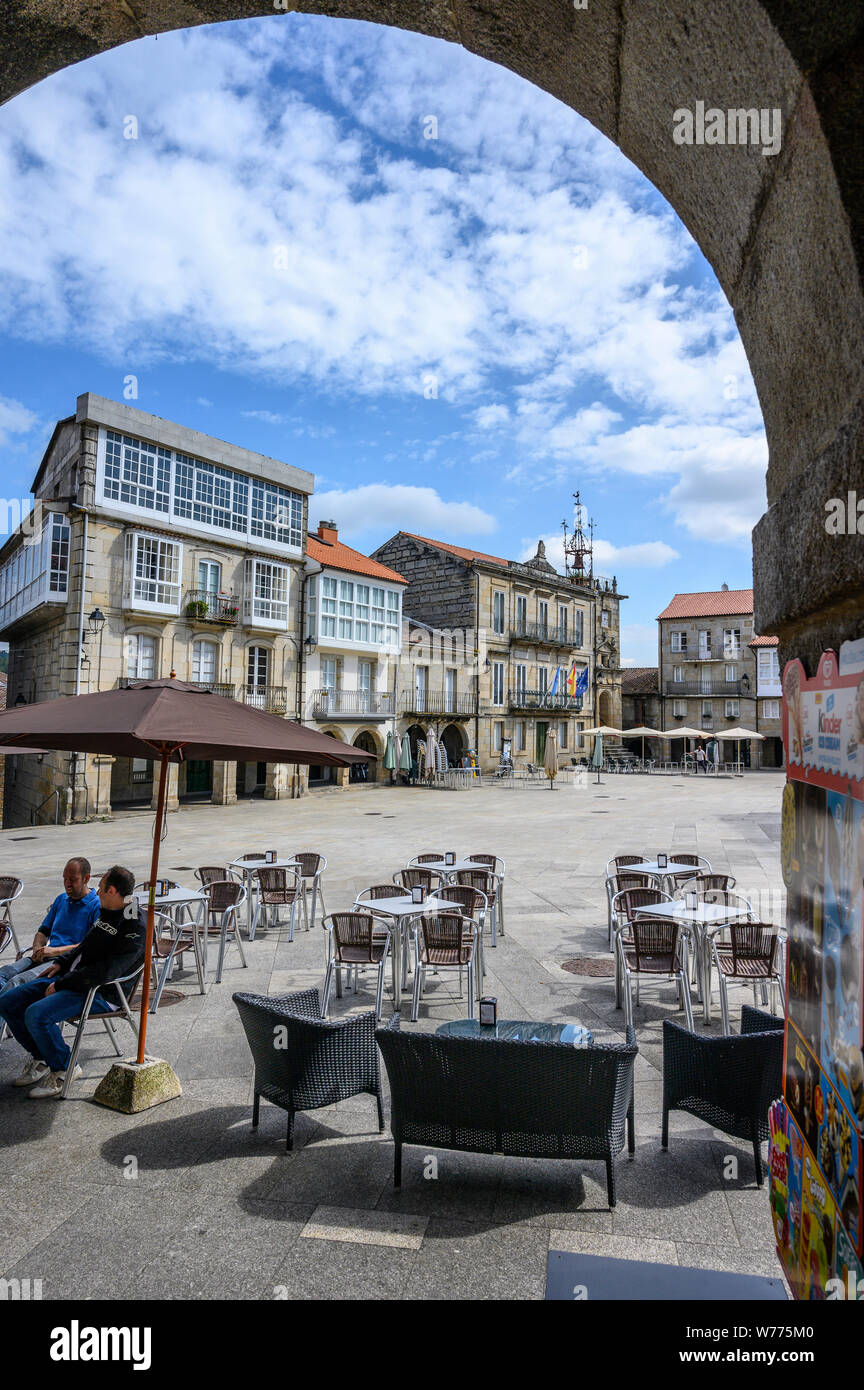 Cafe Tabellen in der Plaza Mayor in der Stadt Ribadavia an der Mündung des Flusses Avia und Flusses Mino in der Provinz Orense, Galicien, Spanien Stockfoto