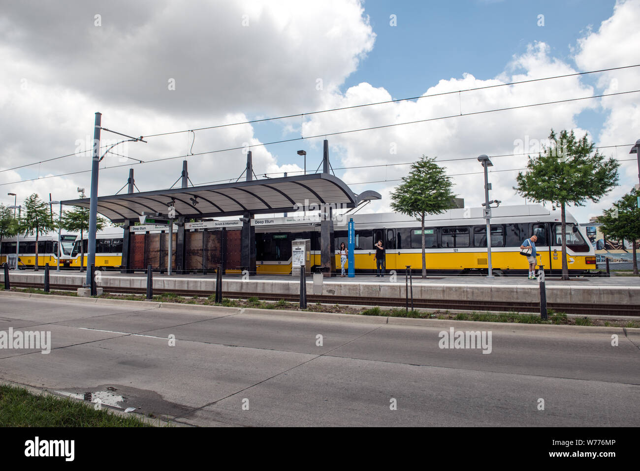 Ein DART (Dallas Area Rapid Transit)-Züge an der Deep Ellum station Im künstlerisch reiche Gegend des östlichen Dallas, Texas, physische Beschreibung: 1 Foto: digital, tiff-Datei, Farbe. Hinweise: Als einer der ersten kommerziellen Dallas Bezirke für Afrikaner und europäischer Einwanderer, Deep Ellum ist einer der historisch bedeutenden Nachbarschaften der Stadt.; Titel, Datum, Schlüsselwörter auf Informationen, die von den Fotografen zur Verfügung gestellt wurden.; Geschenk; Die lyda Hill Foundation; 2014; (DLC/PP 2014: 054).; Teil: Lyda Hill Texas Sammlung von Fotografien in Carol M. Highsmith Stockfoto