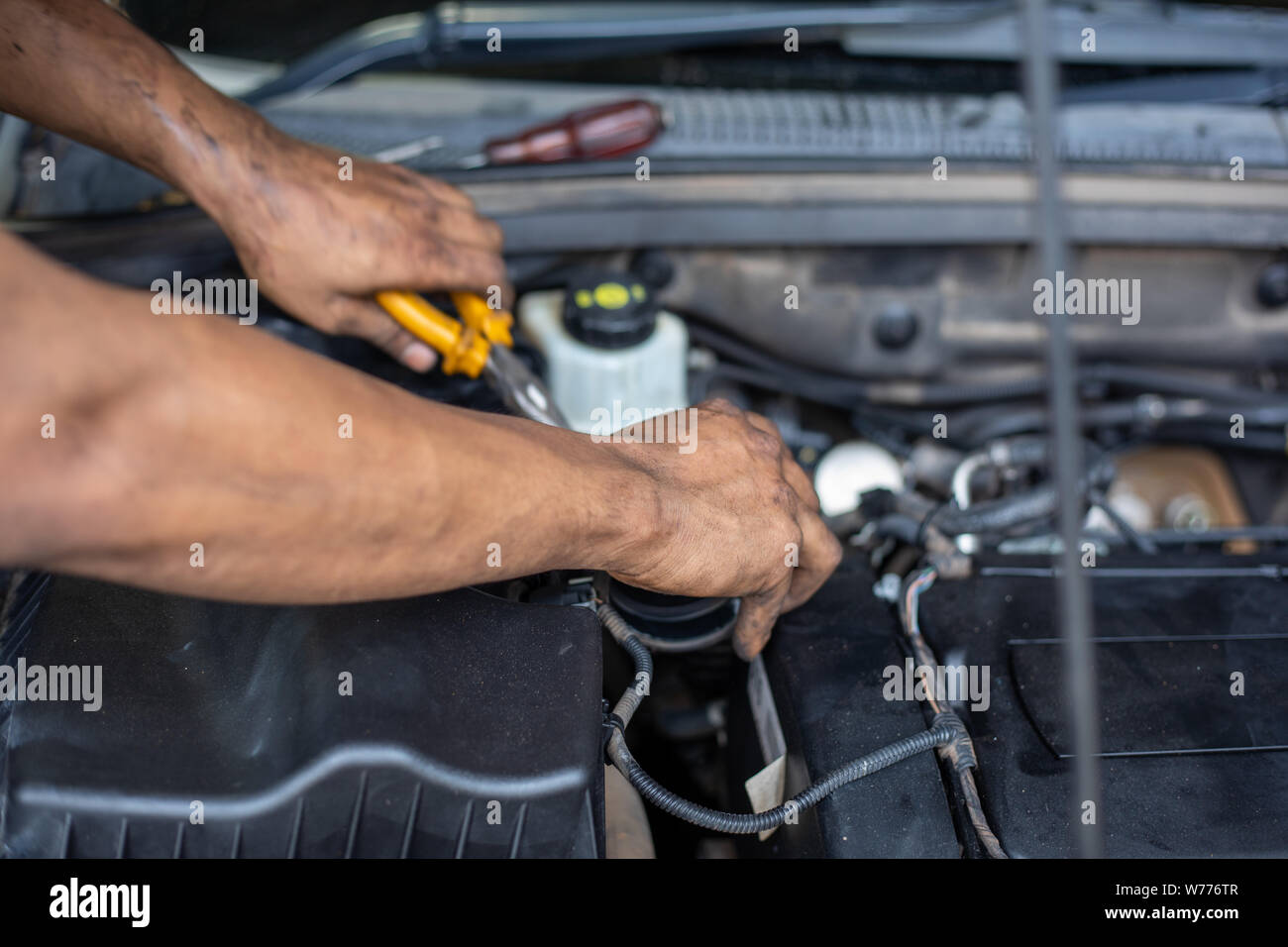 Hände von Engineering- und Automechaniker Reparatur Auto Stockfoto