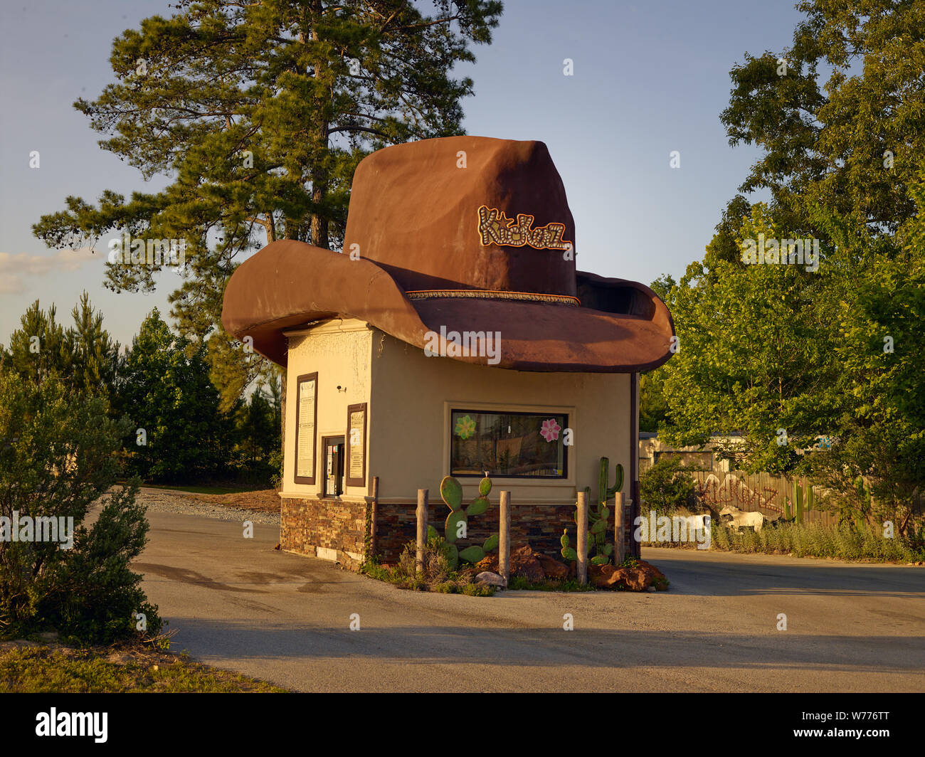 Eine Kickerz Kaffee Antrieb - durch die Lage mit einem ausgeprägten westlichen Touch in Tyler, Texas, physische Beschreibung: 1 Foto: digital, tiff-Datei, Farbe. Hinweise: Geschenk; Die lyda Hill Foundation; 2014; (DLC/PP 2014: 054).; Titel, Datum und Schlüsselwörter auf Informationen, die von den Fotografen zur Verfügung gestellt wurden.; Teil: Lyda Hill Texas Sammlung von Fotografien in Carol M. Highsmith ist Amerika Projekt in der Carol M. Highsmith Archiv.; Stockfoto