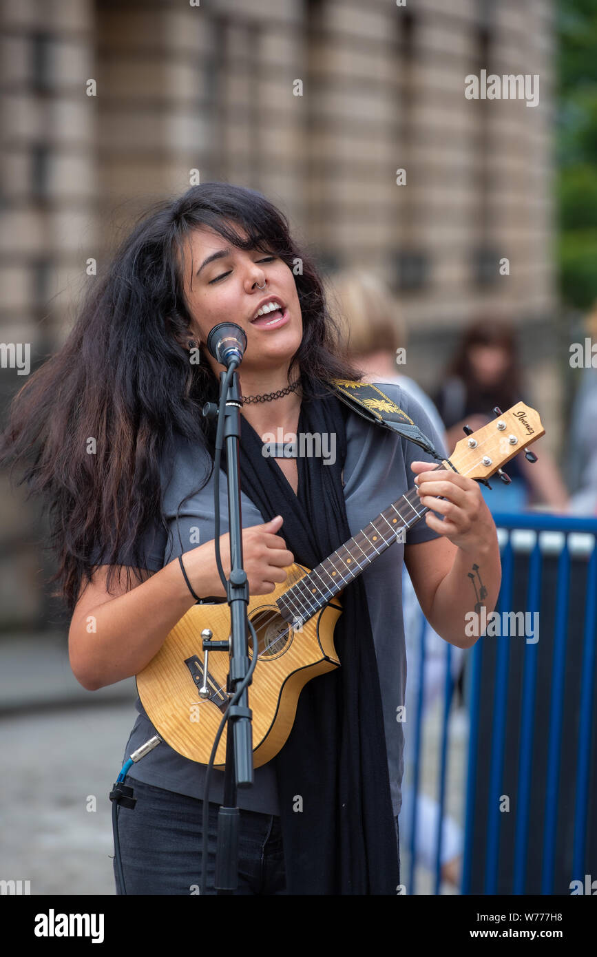 EDINBURGH, Schottland, Großbritannien. 4. August 2019. Street Entertainer und Schauspieler das Publikum unterhalten und ihre Shows in Edinburghs Royal Mile Werbung in Stockfoto