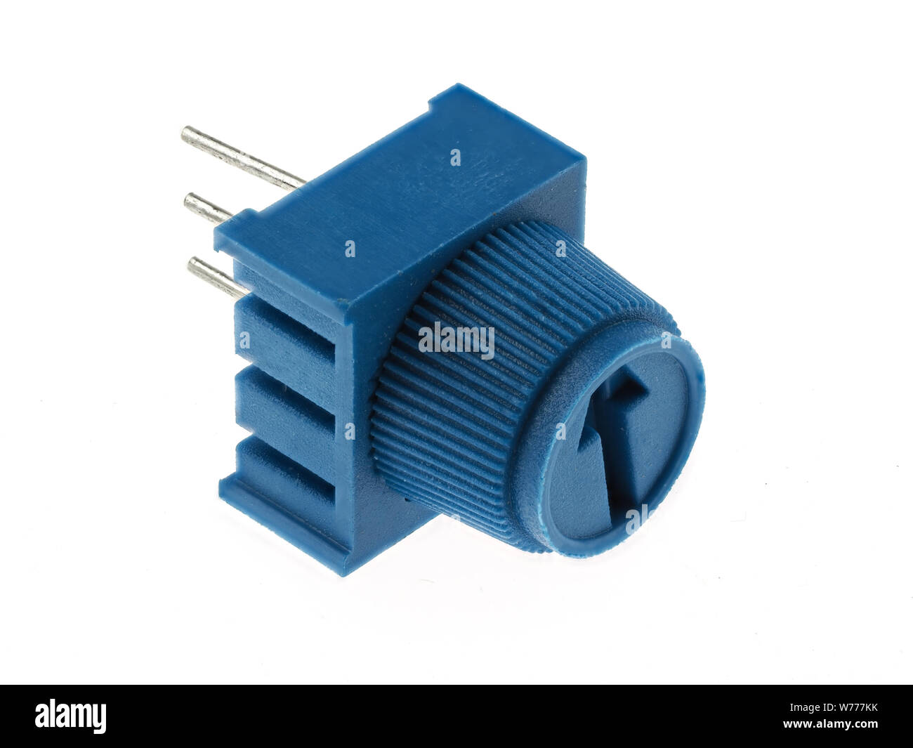 Nahaufnahme eines blauen Potentiometer für Leiterplattenmontage, auf weissem isoliert. Elektronik Ersatzteile. Stockfoto