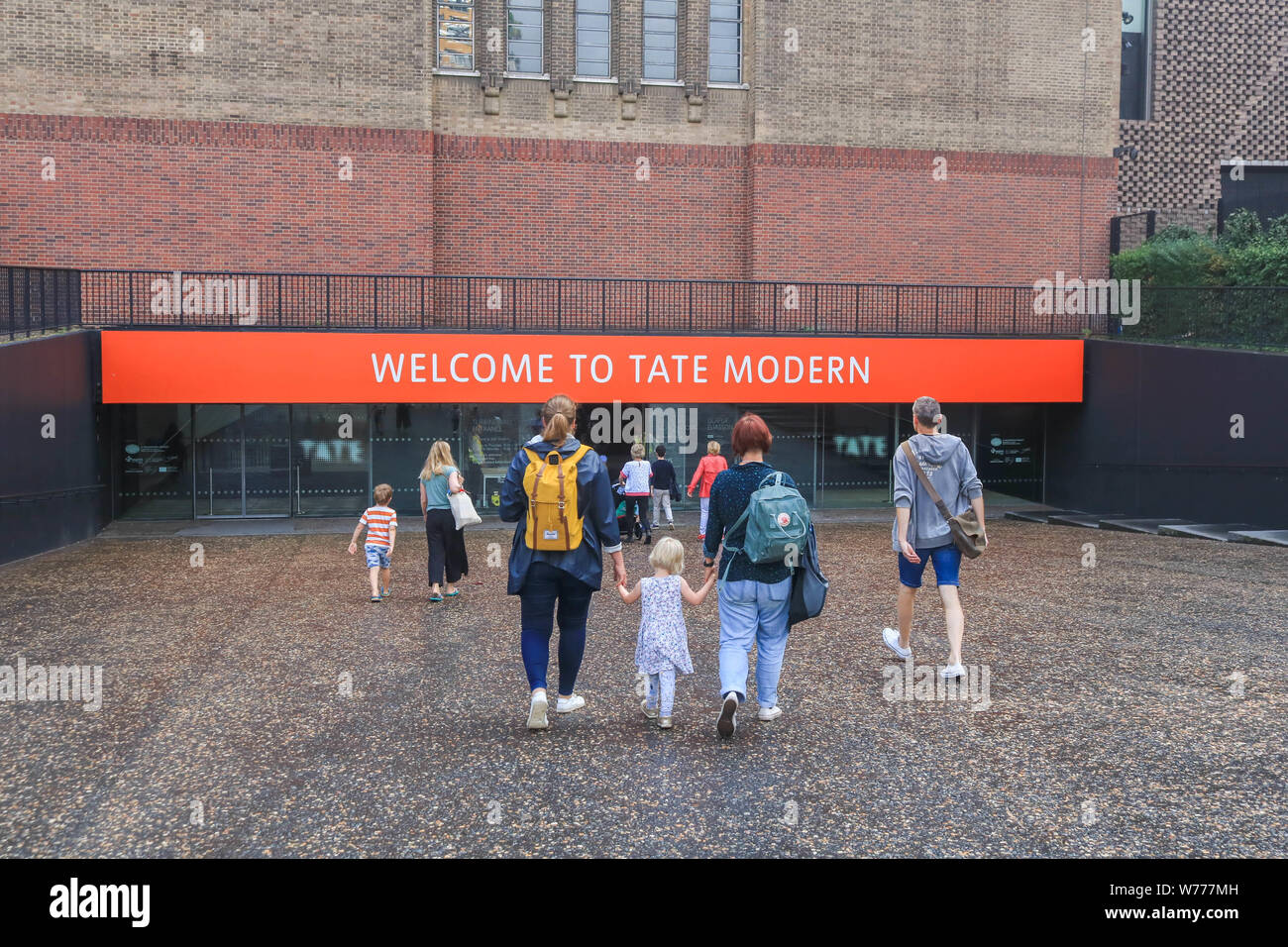London, Großbritannien. 5. August 2019. Der Besucher betritt das Tate Modern Bankside, die für die Öffentlichkeit geschlossen wurde, nachdem die Polizei am Sonntag, 4. August nach berichtet, dass ein 6-jähriger Junge von der Aussichtsplattform auf der 10. Etage des Tate​ moderne Erweiterung geworfen wurde. Ein 17-olf Männchen hat für versuchten Mord verhaftet worden. Credit: Amer ghazzal/Alamy leben Nachrichten Stockfoto