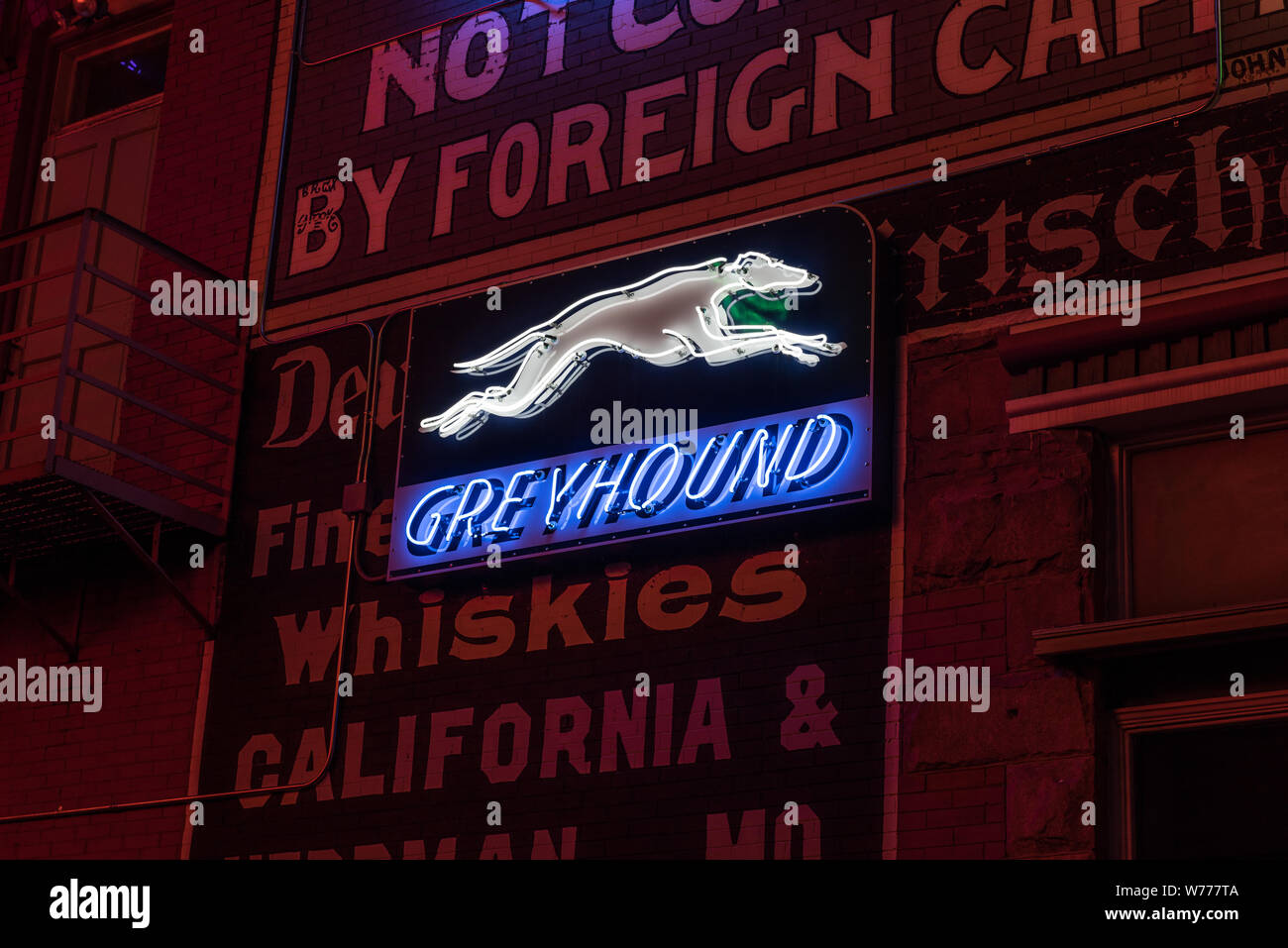 Eine klassische, beleuchtete Greyhound Bus Linien Zeichen in Neon Alley, einer öffentlich-Kunstprojekt in Pueblo, Colorado, durch Zeichen Sammler Joseph Koncilja physikalische Beschreibung: 1 Foto: digital, tiff-Datei, Farbe. Hinweise: Kaufen; Carol M. Highsmith Fotografie, Inc.; 2015; (DLC/PP 2015: 068).; Teil: Gates Grenzen Fonds Colorado Sammlung innerhalb der Carol M. Highsmith Archiv.; Stockfoto
