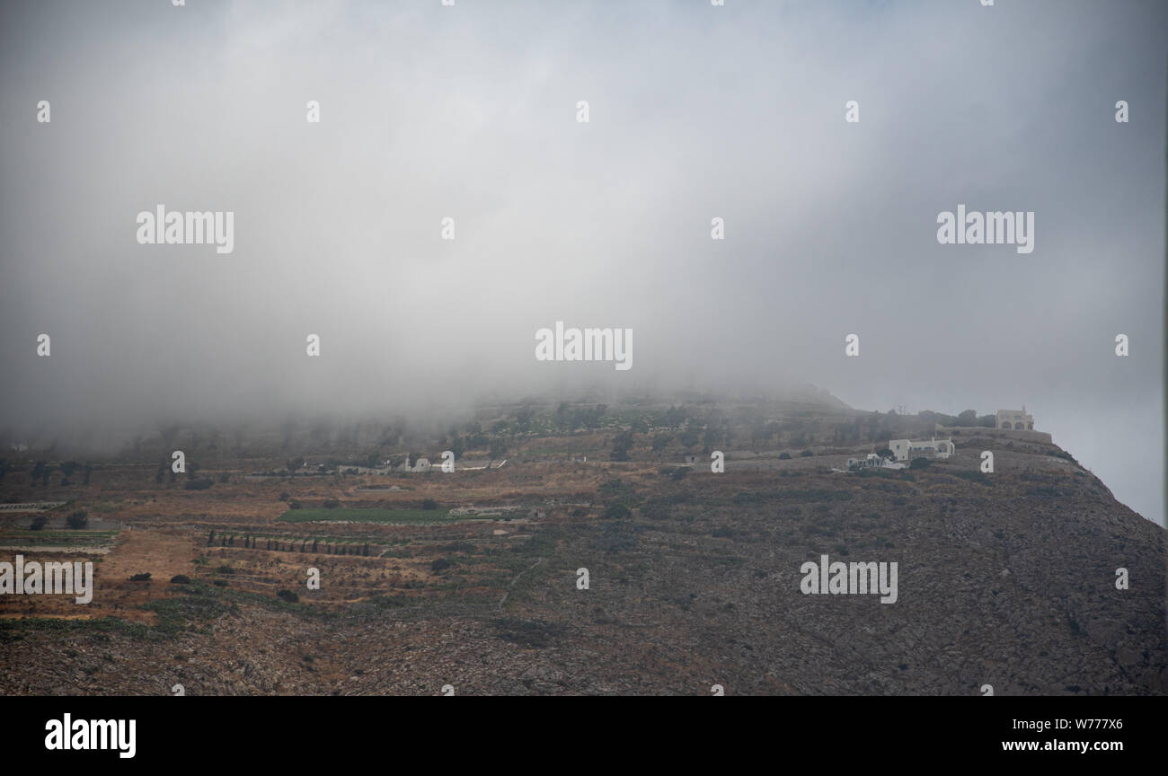 Wolken umgeben das Kloster des Propheten Elias auf Santorini höchste Berg Berg Profitis Ilias Stockfoto