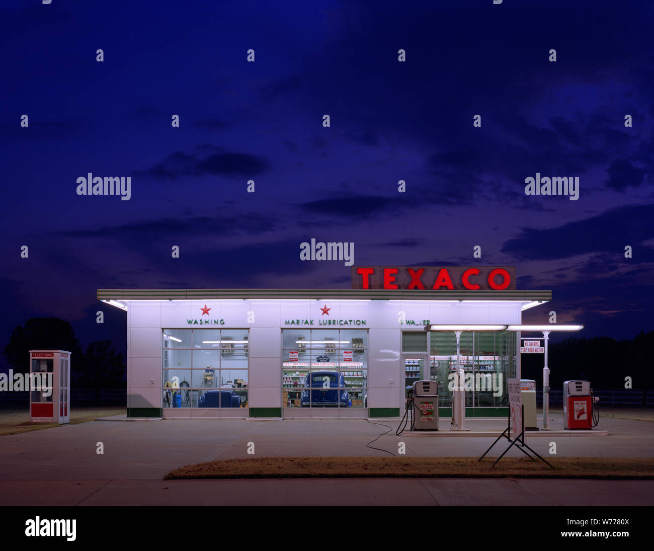 Ein komplett zusammengebaut vintage Texaco Station auf der Eigenschaft von Vernon Walker Wer ist ein Sammler von alten Zeichen in Arkansas, in der Nähe von Memphis, Tennessee, physische Beschreibung: 1 Transparenz: Farbe; 4 x 5 in. oder kleiner. Hinweise: Titel, Datum, und Schlüsselwörter vom Fotografen zur Verfügung gestellt.; digitale Bild von Carol M. Highsmith ihrem ursprünglichen Film Transparenz zu vertreten; einige Details können zwischen dem Film und den digitalen Bildern abweichen.; ist Teil der Wählt Serie im Carol M. Highsmith Archiv.; Geschenk und kaufen; Carol M. Highsmith; 2011; (DLC/PP 2011: 124).; Stockfoto